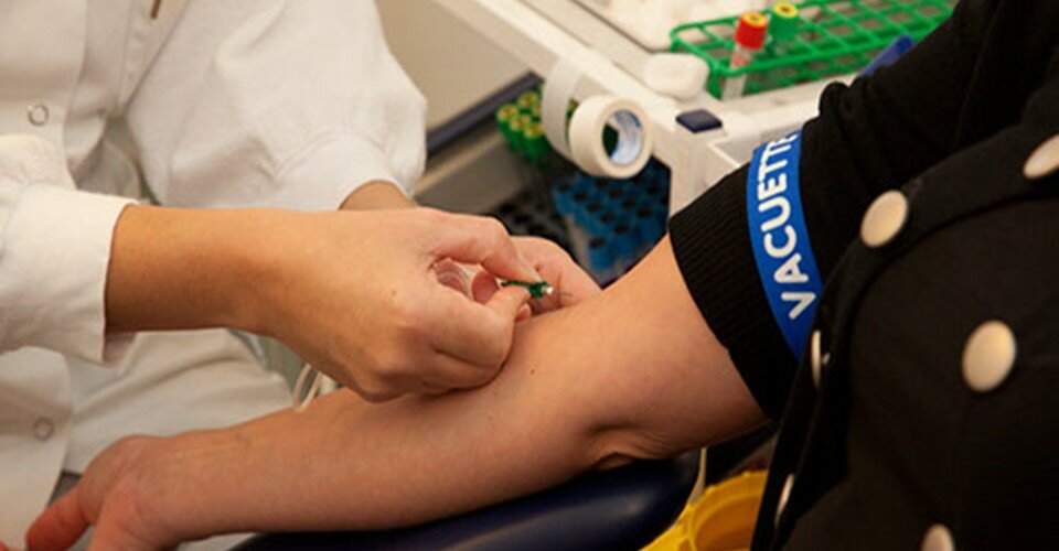 Billedet viser en blodprøvetagning i en arm.