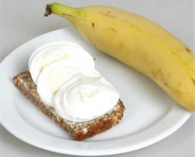 Billedet viser en banan og en æggemad.