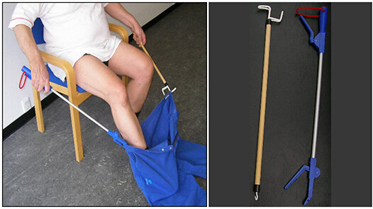 Det første billede viser patienten tage busker på ved hjælp af gribetangen og påklædningspinden. Det andet billede viser de to påklædningsmidler.