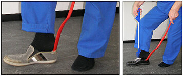 Billederne viser en patient tage sine sko på ved hjælp af skohorn, og skohorn og gribetang.
