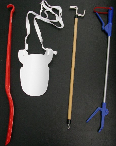 Billedet viser et langt skohorn, en strømpepåtager, på- og afklædningspind og en gribetang.