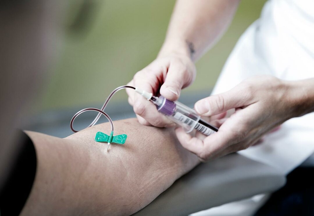 Billedet viser en blodprøvetagning i en patients arm.