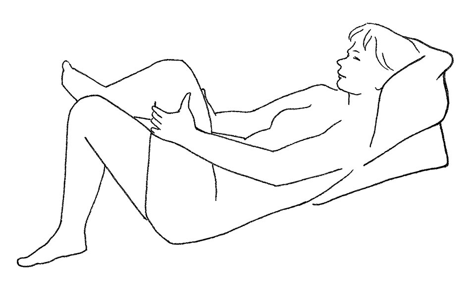 Stående cirkler med begge hænder fra knæet ned mod hoften