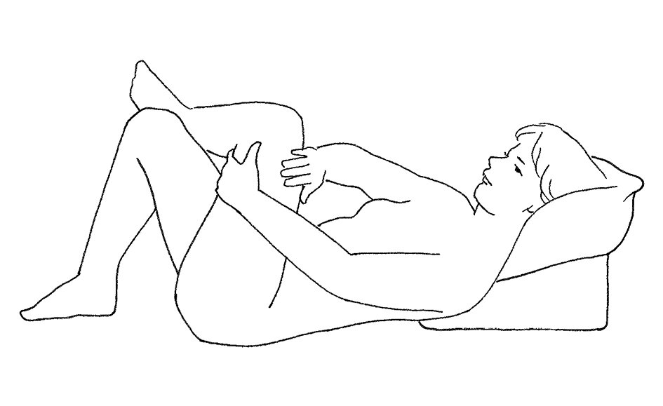 Stående cirkler med begge hænder på for- og baglår ned mod hoften og videre mod armhulen