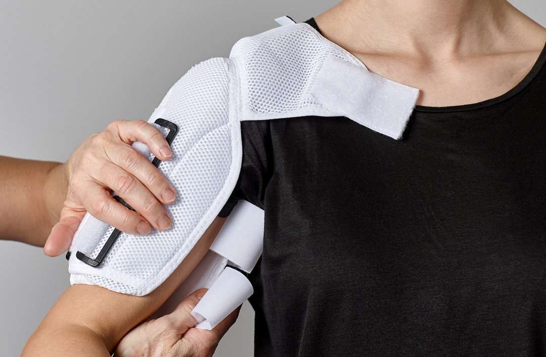 Picture of a person putting the brace on
