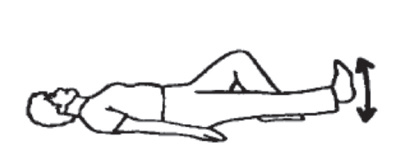 Billedet viser, hvordan man løfter sit ben strakt, når man ligger på ryggen.