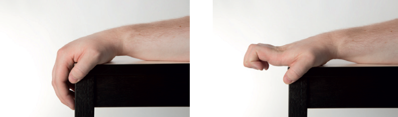 Venstre billede viser at hånden lægges over en bordkant, med fingrene ud over kanten. Højre billede viser at knoleddene strækkes og slappes af.
