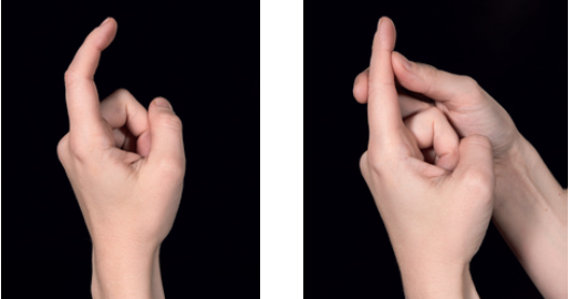 Venstre billede viser hvordan hånden er samlet, hvor kun en finger er strakt op i en afslappet tilstand. Højre billede viser, hvordan man ved hjælp af den anden hånd, strækker den ene finger, der er oprejst.