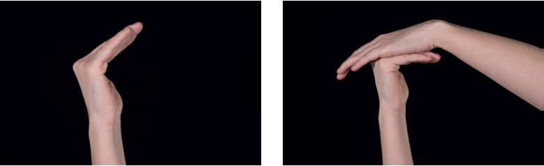 Venstre billede viser, at man folder hånden i en L-form med fingrene. Højre billede viser, hvordan man den anden hånd, presser på fingrens grundstykker, så grundleddene bøjes.