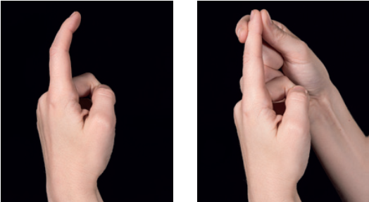 Venstre billede viser, hvordan hånden er samlet, hvor kun en finger er oprejst. Højre billede viser, hvordan man ved hjælp af den hånd, strækker den ene oprejste finger i yderstykket.