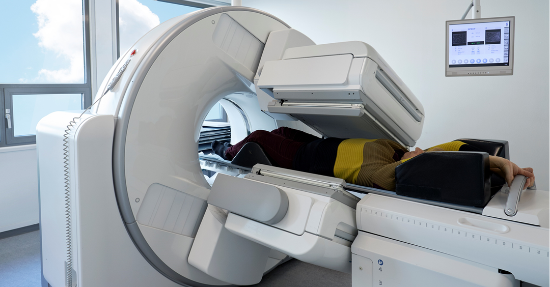 Billede af en patient, der ligger i en SPECT-CT-skanner.