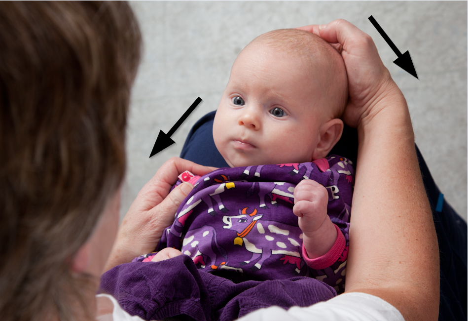Billede af en baby, der ligger på ryggen.