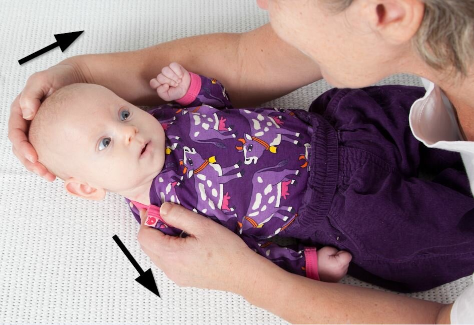 Billede af en baby, der ligger på ryggen.