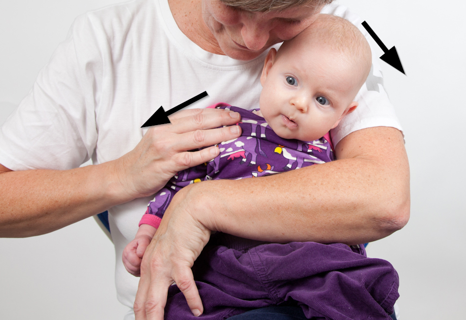 Billede af en person, der sidder med en baby.