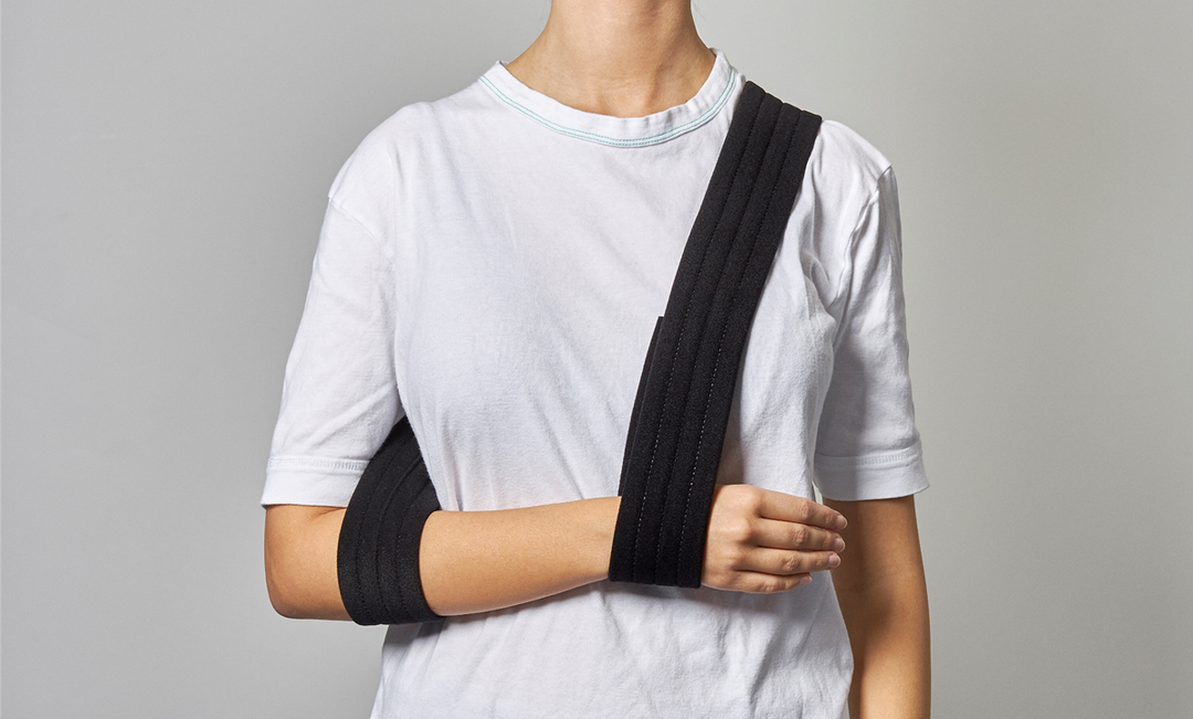 Foto af en patient med armslyngen på.