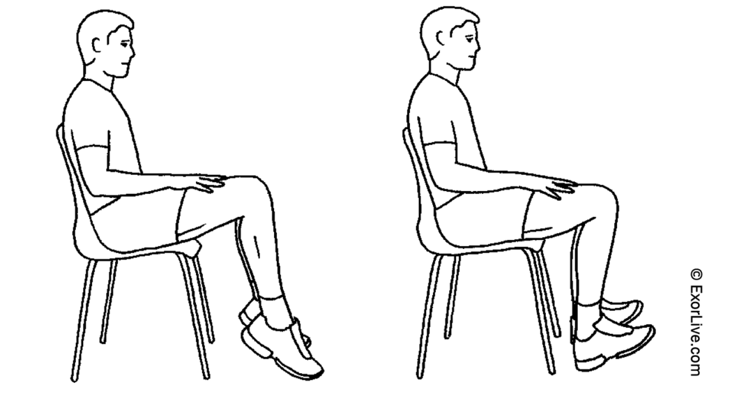 Billedet viser en person, der sidder på en stol med bøjede ben. Hælene løftes på fra gulvet, og tæerne trækkes op mod luften.