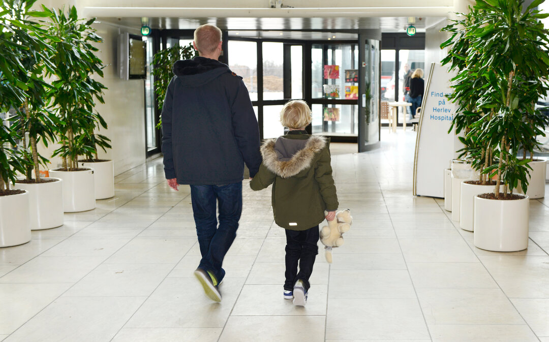 Felix er på vej hjem med sin far.