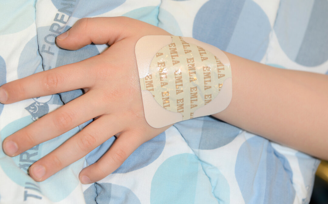 Felix's hånd med trylleplaster på.