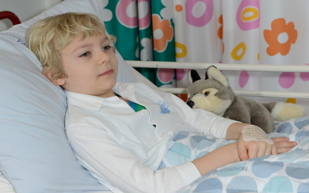 Felix har fået trylleplaster på begge hænder.