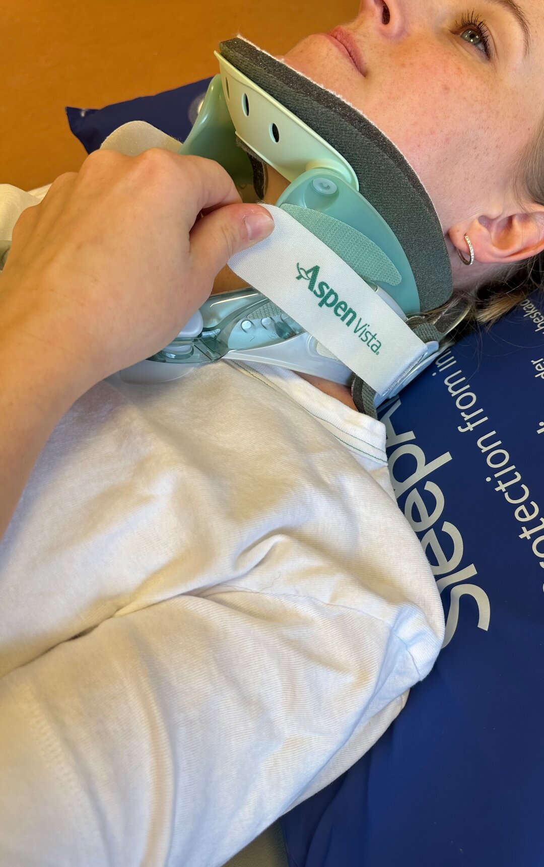 Sæt velcrostroppen stramt i begge sider af kraven