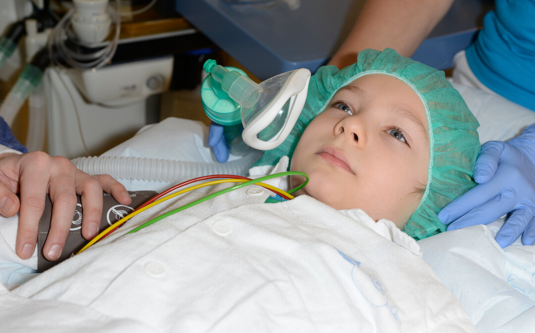 Lille dreng er klar til bedøvelse på operationsstuen. 