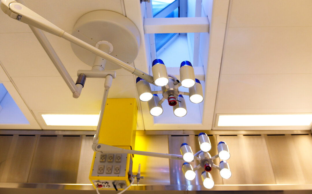Et foto, der viser nogle store operationslamper på operationsstuen.