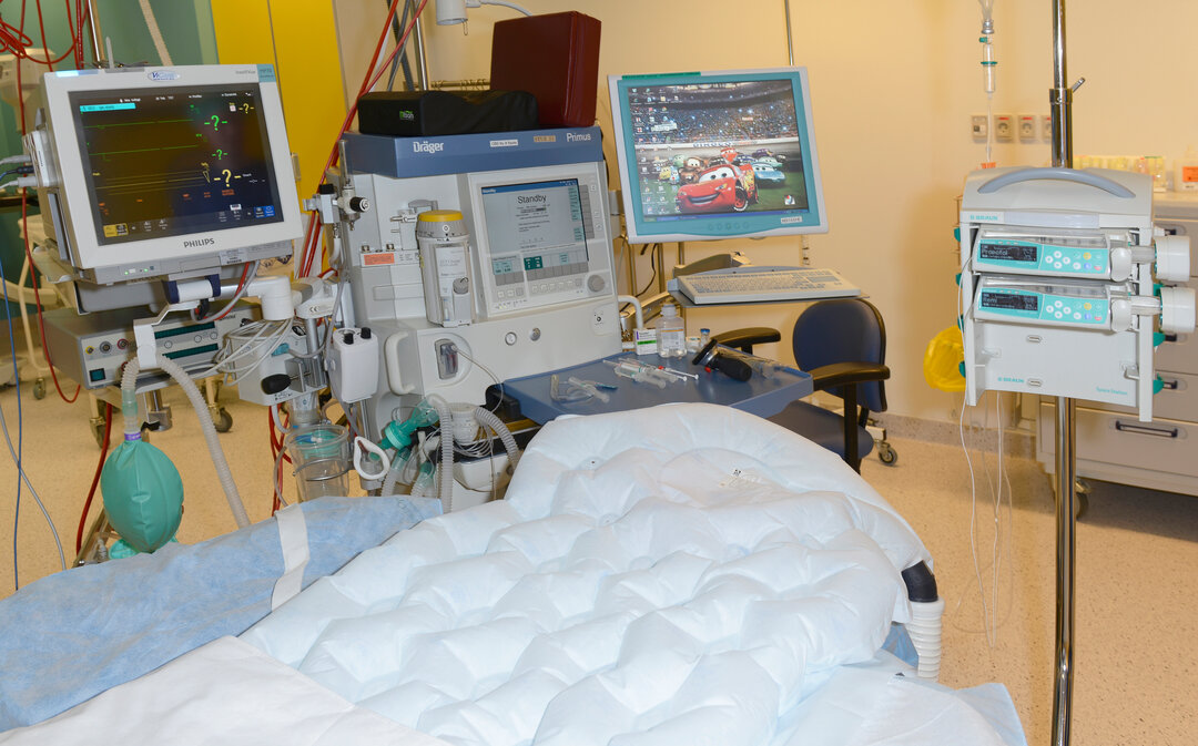 Et foto, der viser maskinerne på operationsstuen.