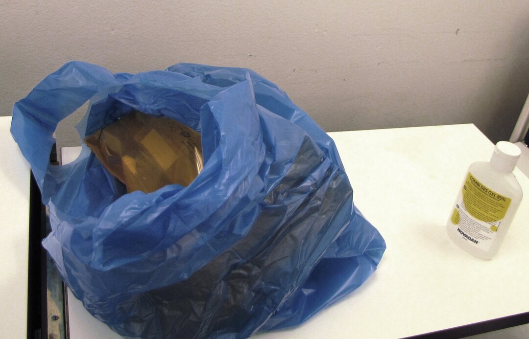 Et billede af en blå plastikpose, hvori den gule pose skal lægges. 