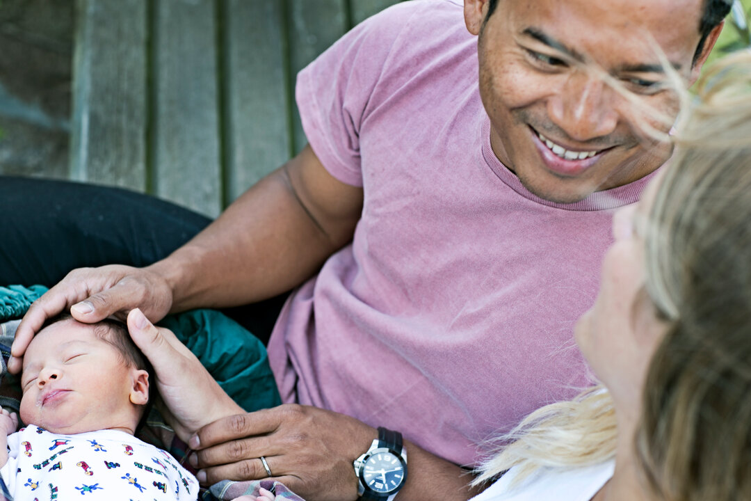 Billedet viser en far med sit barn.