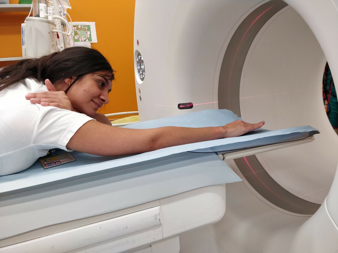Billede af, hvordan man skal ligge i CT-skanneren