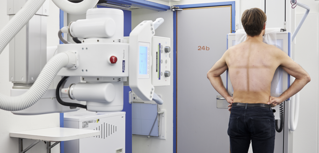 Billede af en patient, der får røntgenfotograferet sin overkrop