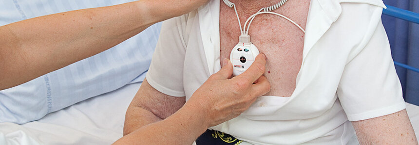 Billedet viser apparatet på patientens hals.