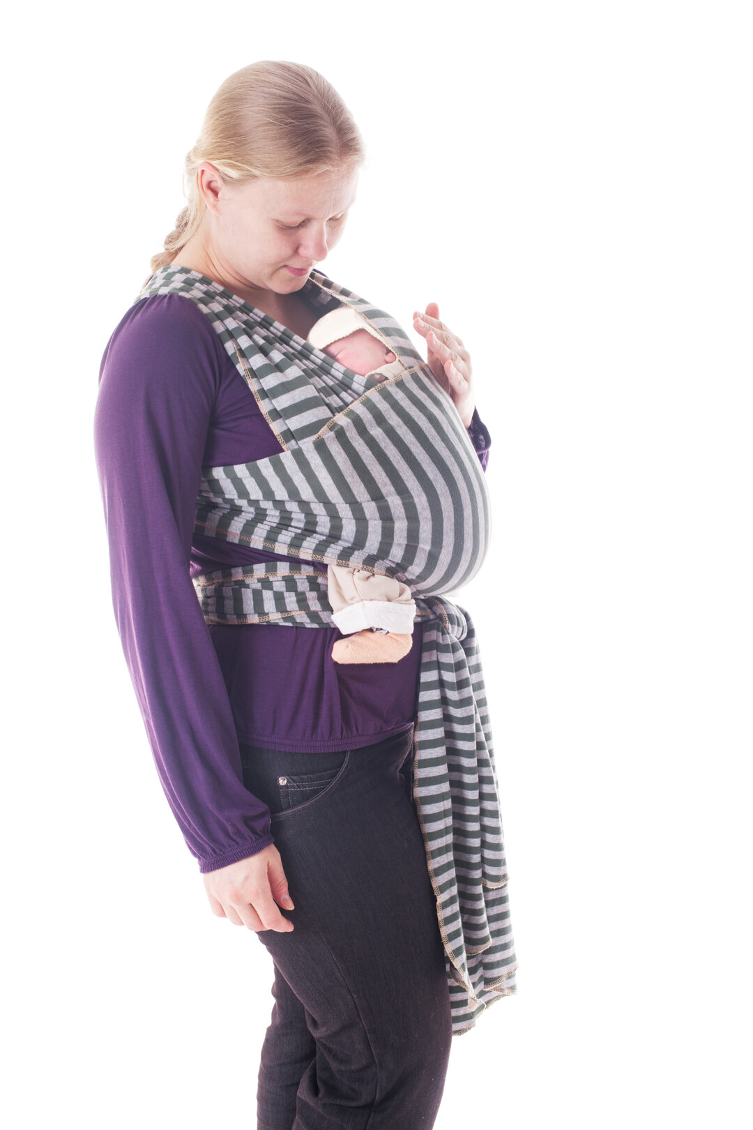 Kvinde bærer barn i en strækvikle
