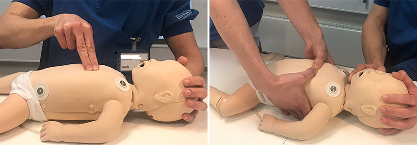 Billedet viser lægen trykke pege- og langefingrene ned på brystet af en babydukke (alene). Det andet billede viser lægen holde om babydukken og trykke begge tommelfingre ned på brystet (førstehjælp to-personer)