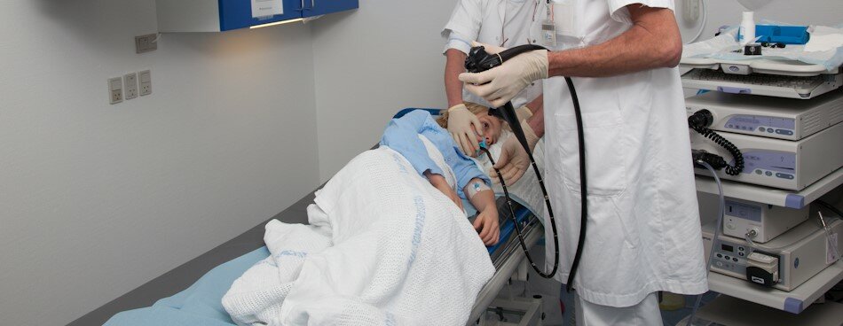 Billedet viser et barn der får foretaget en gastrokopi.