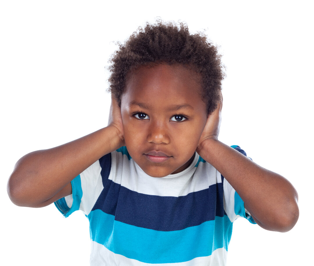 Billedet viser en dreng, der holder sig for ørerne.