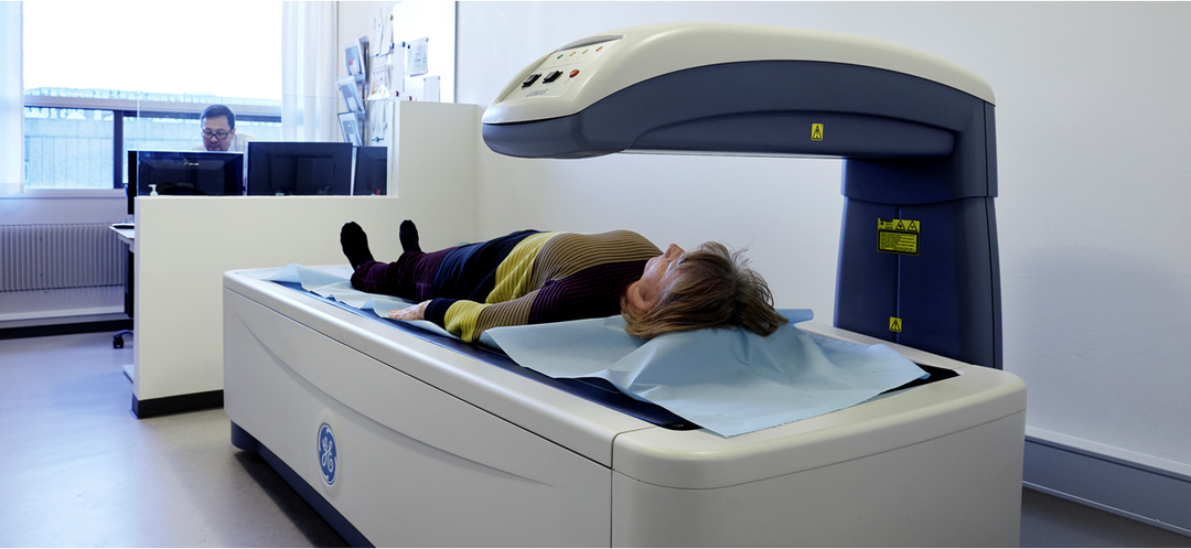 Foto af en patient i en skanner.