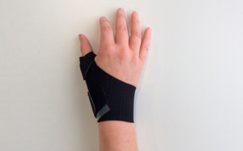 Billedet viser en hånd med bandage, som kun er om tommelfingeren.