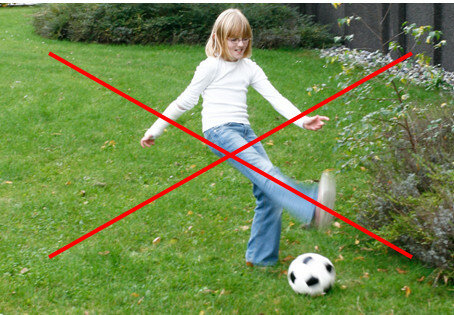 Billedet viser barnet spille fodbold.