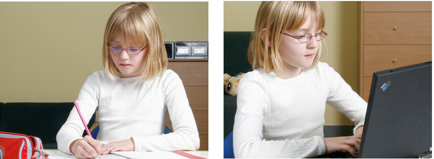 Billede af pige ved en computer og med blyant i hånden