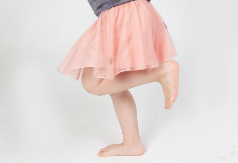 Billedet viser et barn der danser.