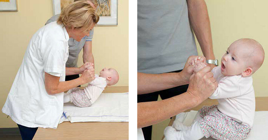 Billedet viser en fysioterapeut med et barn.