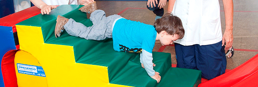 Billederne viser fysioterapeuter hjælpe børn med øvelser og udstræk.