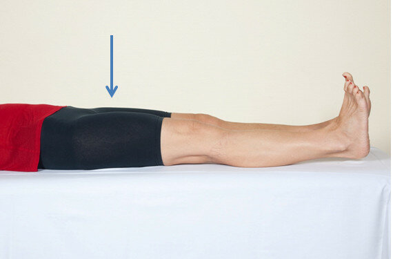 Øvelsen mindsker tab af muskelstyrke i lårene.  Lig på ryggen med strakte ben. Spænd musklen på lårenes forside, så  knæene presses ned i underlaget. Hold spændingen, tæl langsomt til 10  og slap af.