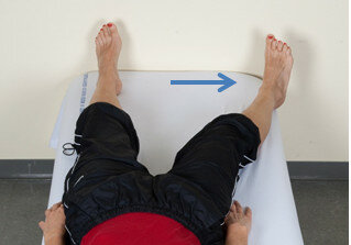 Øvelsen øger bevægeligheden i hoften.  Lig på ryggen med lidt afstand mellem fødderne. Træk navlen ind.  Før det opererede ben ud til siden ved at lade benet glide langs underlaget.  Tæerne skal pege lige op mod loftet. Før benet tilbage igen.