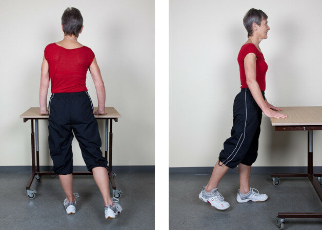 3. Øvelse for hoftens yderside  Træk maven lidt ind og stå med ret ryg.  Før benet skråt bagud. Hold stillingen et par sekunder og før benet tilbage igen.  Udfør øvelsen med både højre og venstre ben.