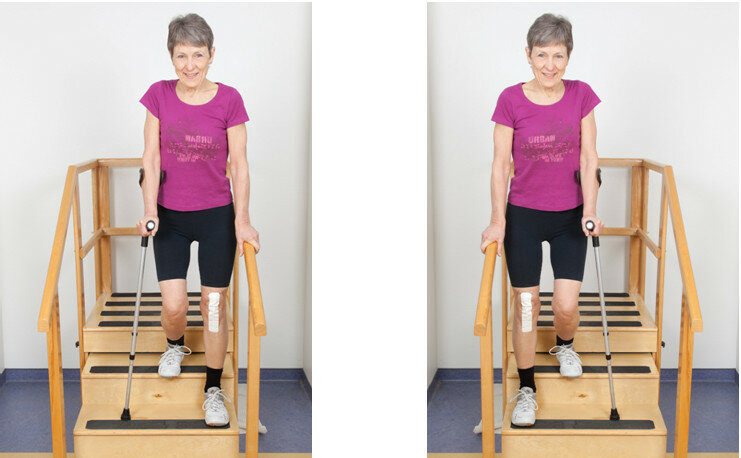 Billedet viser en patient med krykke gå på trappe.