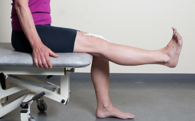 Foto af øvelse for knæets strækkemuskel