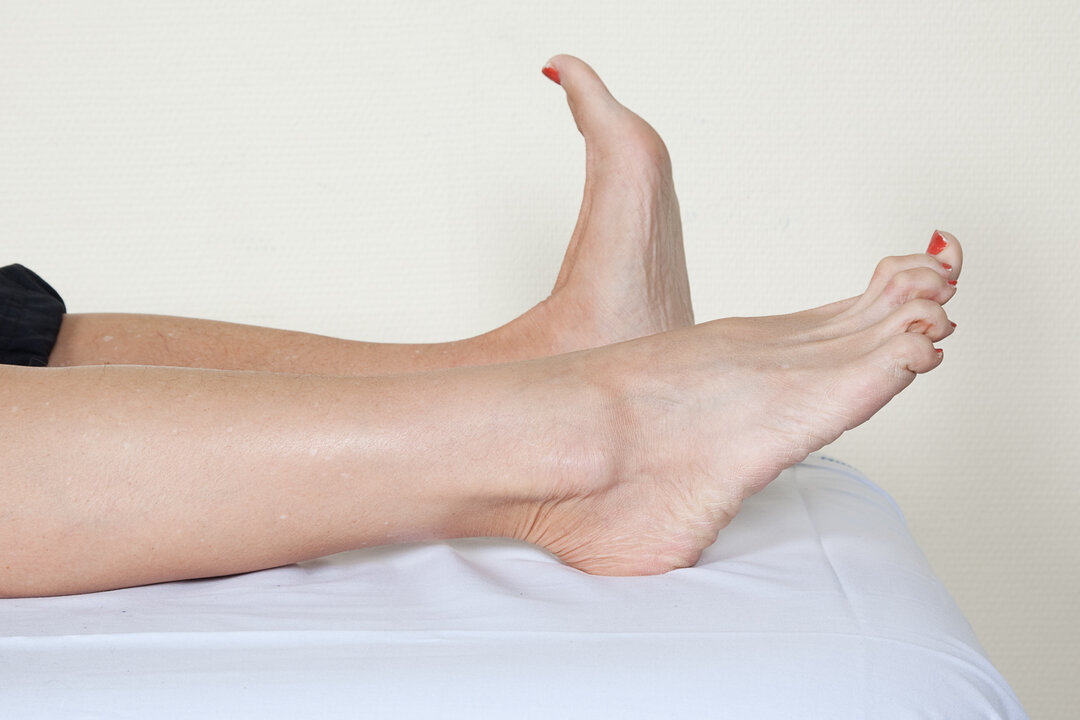  Øvelsen stimulerer blodomløbet i benene.  Lig på ryggen med strakte ben. Vip op og ned i ankelleddene.