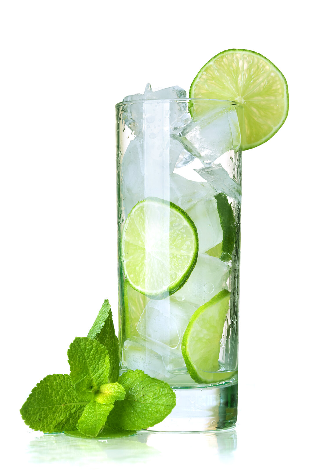 Billedet viser et glas vand med isterninger og lime.